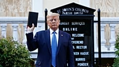 Trump elinde İncil ile kiliseye yürüdü