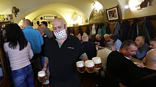 Un camarero en la reapertura de un bar de Praga, República Checa
