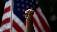 Un manifestante alza il pugno, durante una protesta ad Anaheim, in California
