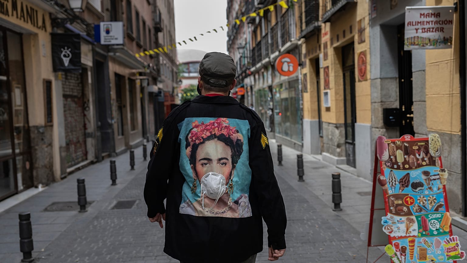 Egy férfi sétál Madridban