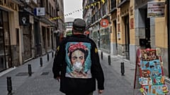 Egy férfi sétál Madridban