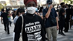 Une manifestante porte un tee-shirt portant la mention "Justice pour Adama", Paris le 2 juin 2020