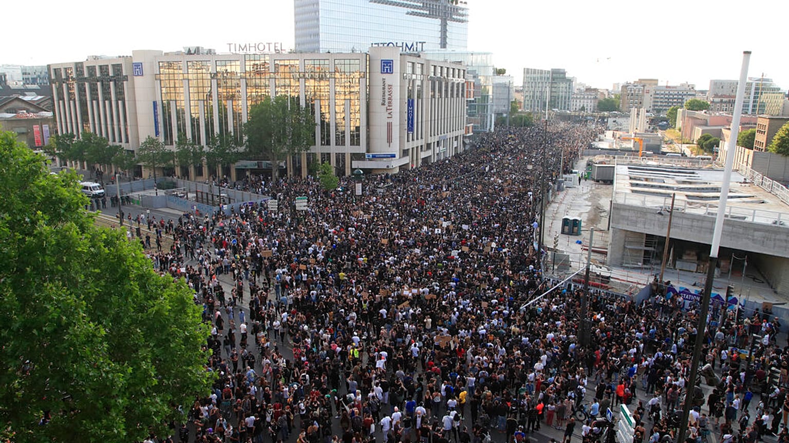 Paris'te yaşanan ırkçılık karşıtı gösteriden bir kare.