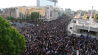 Paris'te yaşanan ırkçılık karşıtı gösteriden bir kare.