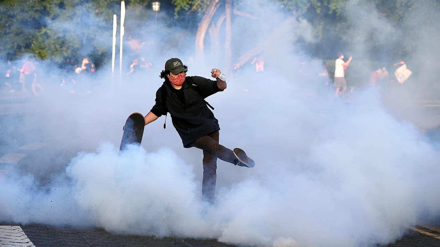 شخص يشارك في احتجاج على مقتل جورج فلويد