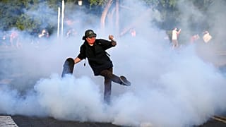 شخص يشارك في احتجاج على مقتل جورج فلويد