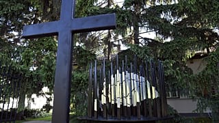 A trianoni békediktátum 100. évfordulója alkalmából állított emlékmű a pestszentlőrinci Hargita tér 4. számú ingatlan udvarán a felavatás napján, 2020. június 3-án.