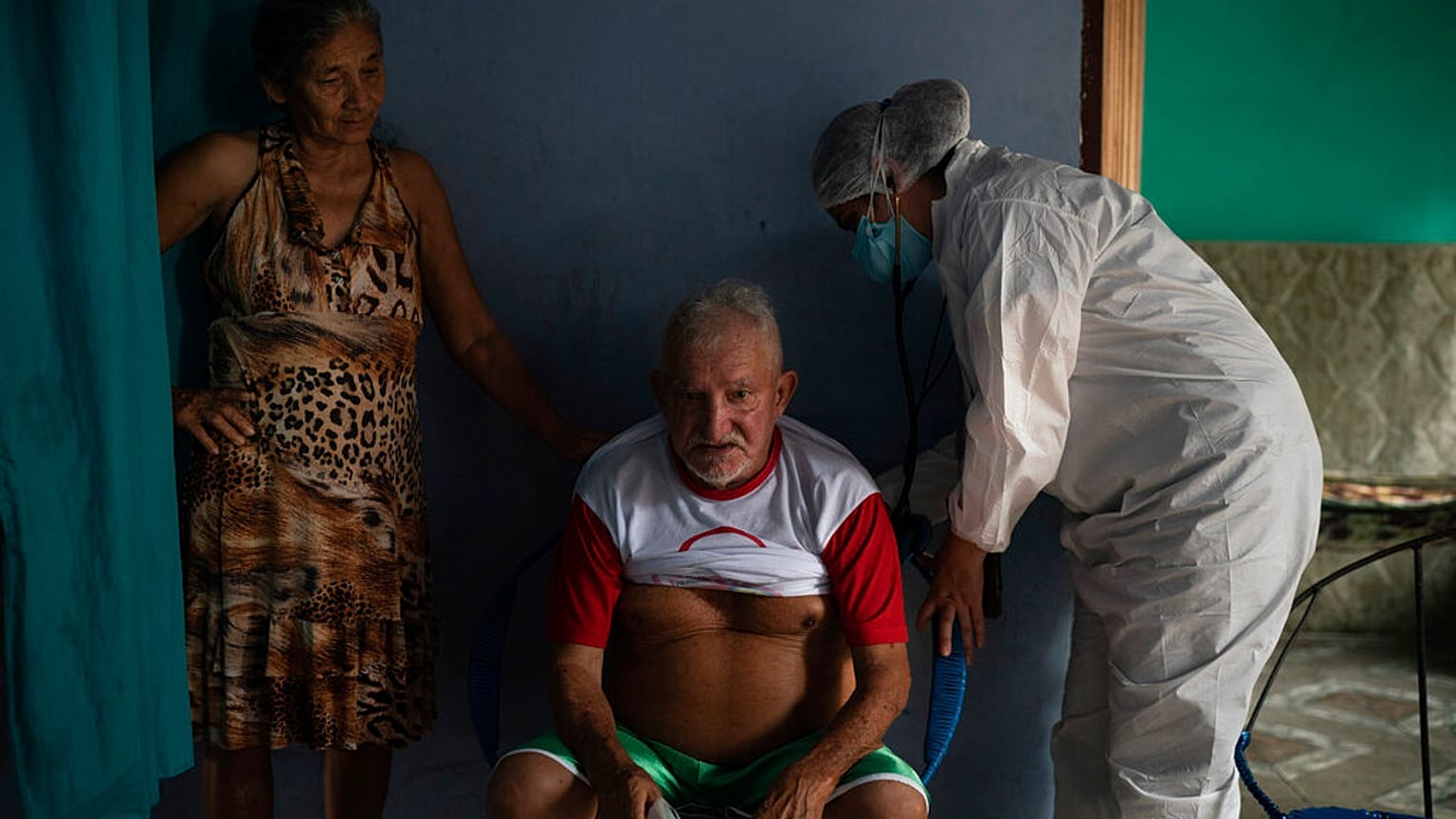 Francisco de Oliveira, 77 anos, respira fundo enquanto é examinado por um médico em Manacapuru, Amazonas