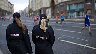 Женщины-полицейские патрулируют улицы в Москве.