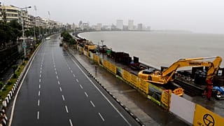 Nisarga Kasırgası, Hindistan'ın finans başkenti Mumbai'ye ulaştı