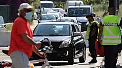 Contrôle de la gendarmerie française à la frontière franco-italienne à Menton, le 3 juin 2020.