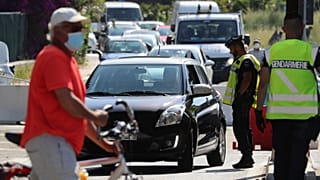 Contrôle de la gendarmerie française à la frontière franco-italienne à Menton, le 3 juin 2020.