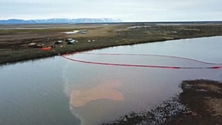 Боновые заграждения на реке под Норильском