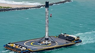 Karaya dönen Falcon9 fırlatma aracı