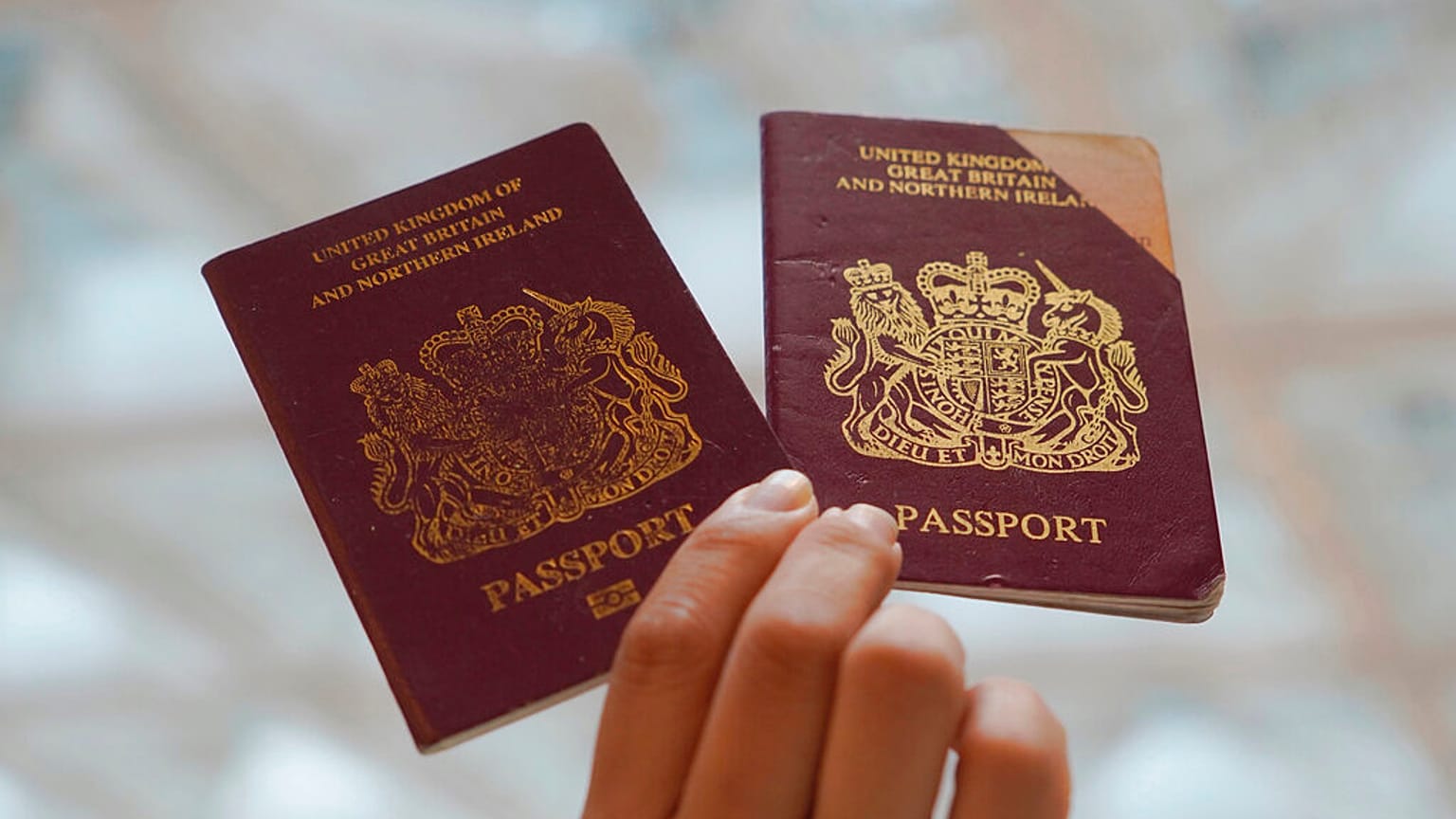 Brit útleveleket emelnek a magasba Hongkongban