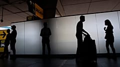 Reisende am Flughafen Rom-Fiumicino