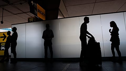 Reisende am Flughafen Rom-Fiumicino