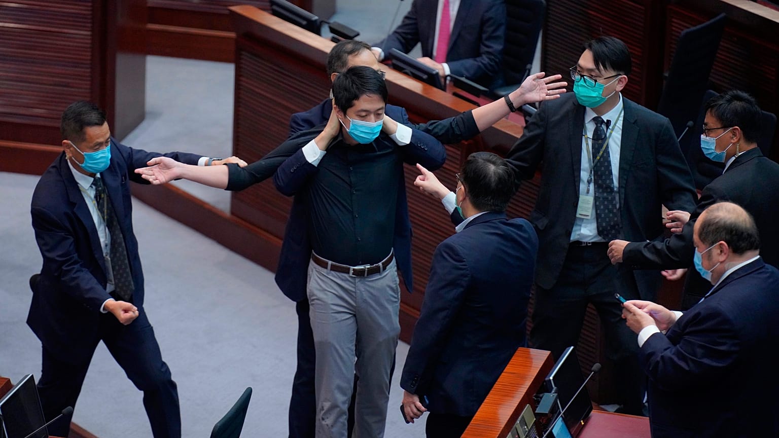 Hui Chi-fung, diputado del bloque prodemocracia, es advertido por la seguridad en la cámara principal del Consejo Legislativo en Hong Kong, el jueves 4 de junio de 2020. 