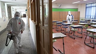 تطهير أحد الفصول المدرسية في كوريا الجنوبية 