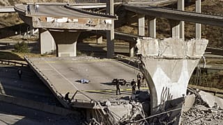 Los Angeles'ta 1994'te yaşanan 6,7 şiddetindeki depremin verdiği zarar (Arşiv)