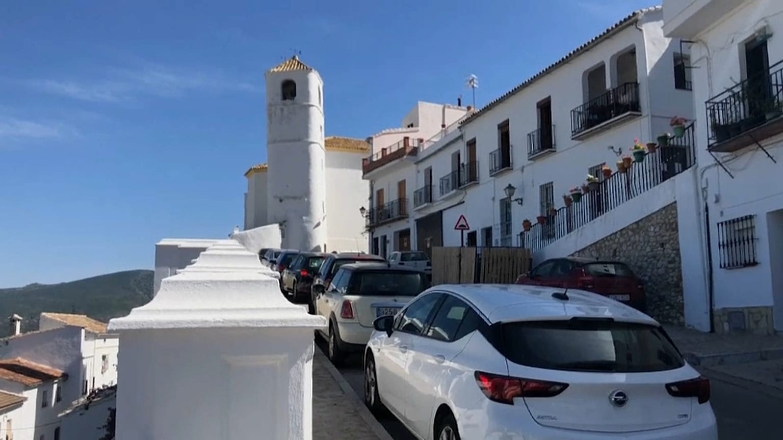 Imagen de una calle de Zahara de la Sierra