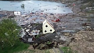 Оползни унесли в море 8 домов