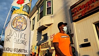 El miércoles 3 de junio de 2020 un hombre camina cerca del lugar donde George Floyd murió en Minneapolis.
