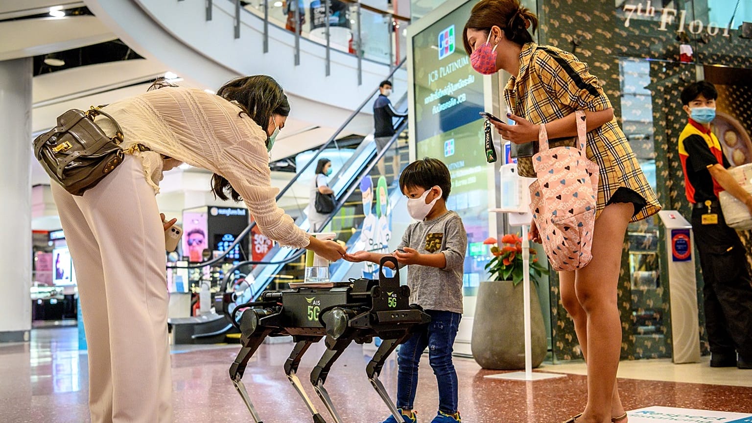 Tayland'da alışveriş merkezine konulan robot köpek, müşterilere el jeli dağıtıyor
