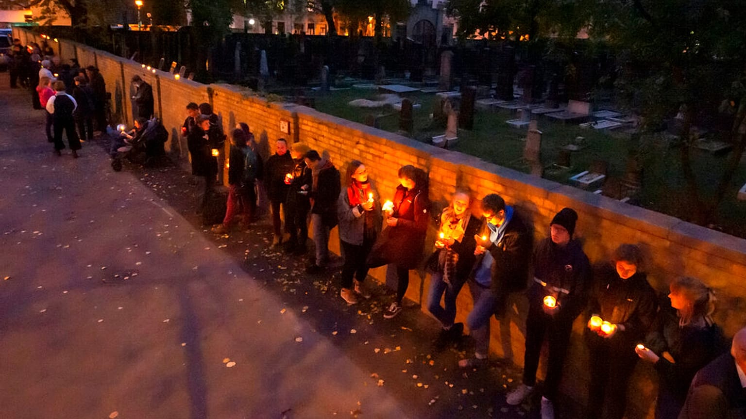 Während der Sabbatfeierlichkeiten in Halle stellen sich die Menschen in einer Menschenkette um die jüdische Synagoge und den Friedhof auf. 11. Oktober 2019