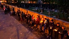 Während der Sabbatfeierlichkeiten in Halle stellen sich die Menschen in einer Menschenkette um die jüdische Synagoge und den Friedhof auf. 11. Oktober 2019