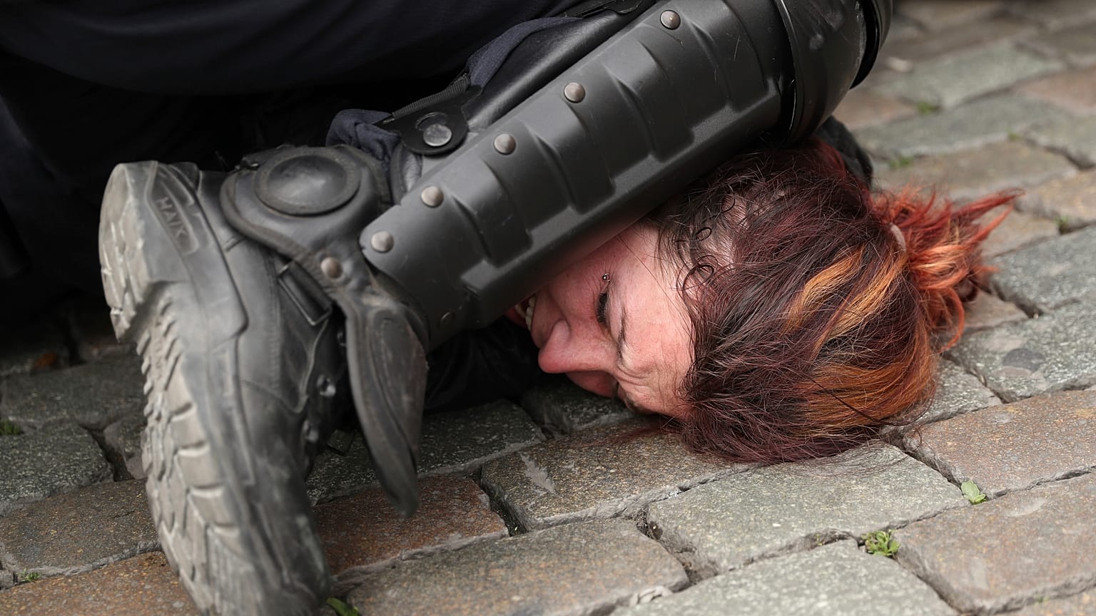 In questa foto, scattata il 26 maggio 2019, l'arresto di una donna durante una protesta dei gilet gialli a Bruxelles. 
