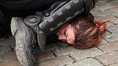 In questa foto, scattata il 26 maggio 2019, l'arresto di una donna durante una protesta dei gilet gialli a Bruxelles. 