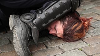 In questa foto, scattata il 26 maggio 2019, l'arresto di una donna durante una protesta dei gilet gialli a Bruxelles.