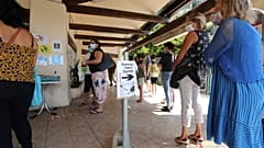 Des Français font la queue devant un tabac de l'autre côté de la frontière italienne le 3 juin