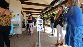 Des Français font la queue devant un tabac de l'autre côté de la frontière italienne le 3 juin