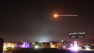 صورة "للدفاعات جوية تتصدى لهجوم إسرائيلي" نشرتها وكالة الأنباء السورية سابقاً