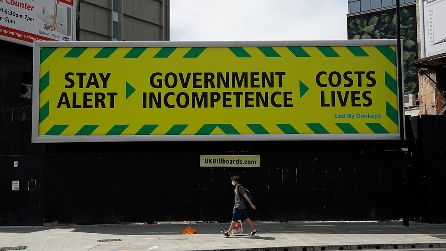 Un cartel parodia en Londres el mensaje de advertencia del Gobierno británico 