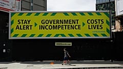 Un cartel parodia en Londres el mensaje de advertencia del Gobierno británico 