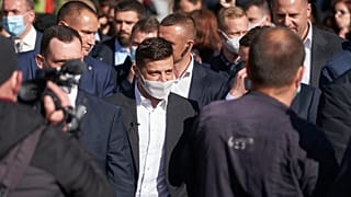 Президент Зеленский выпил кофе и готов заплатить штраф за нарушение правил