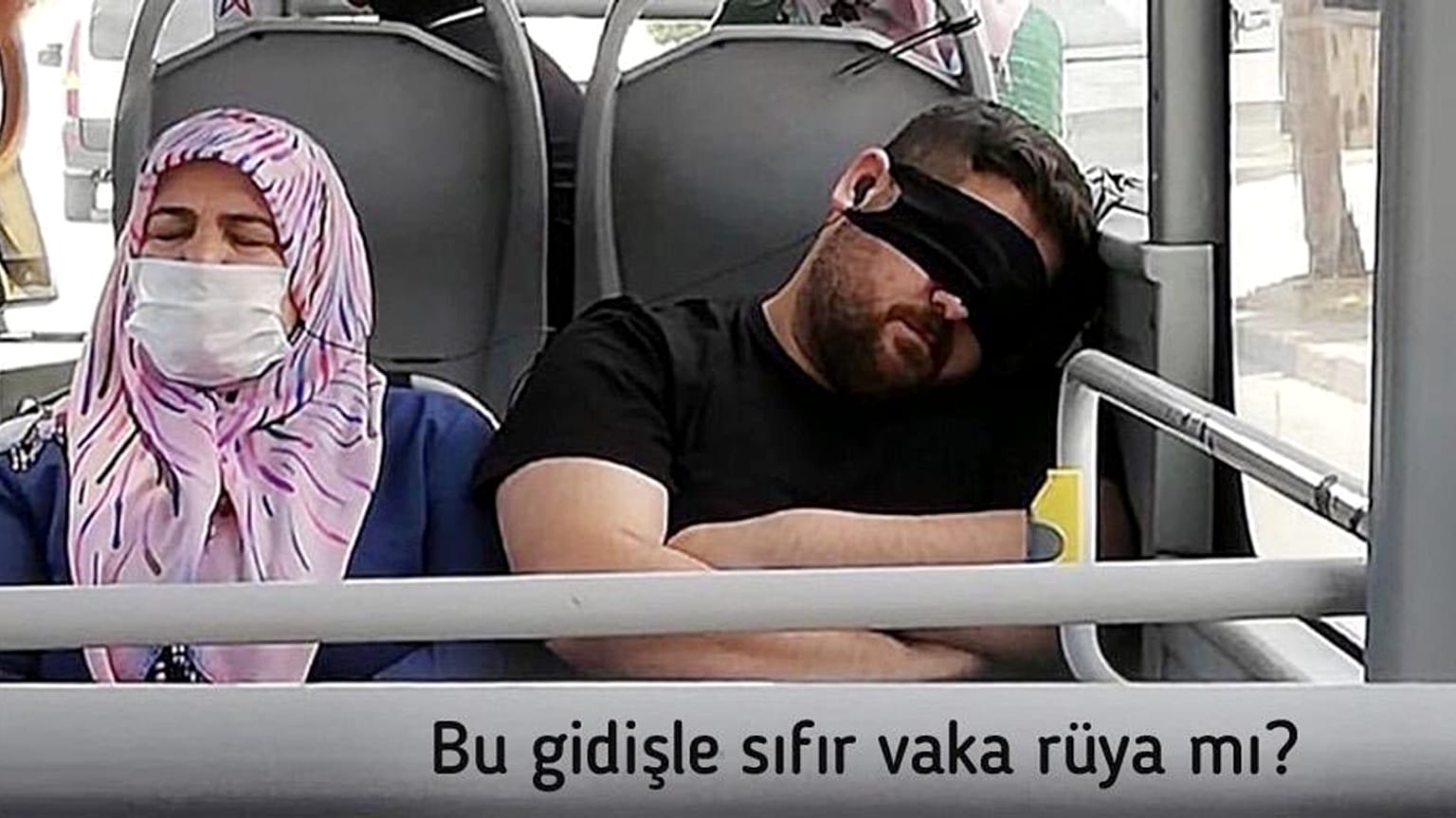 Maskeyi yanlış takan bir otobüs yolcusu