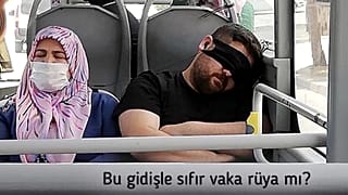Maskeyi yanlış takan bir otobüs yolcusu