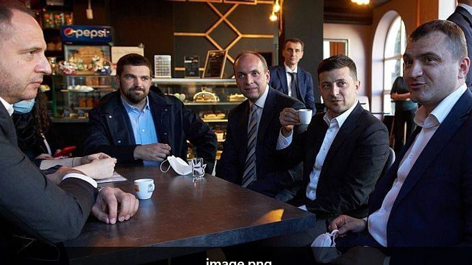 ولودیمیر زلنسکی در کافه‌ همراه با سر دفتر و معاونش، ۳ ژوئن ۲۰۲۰