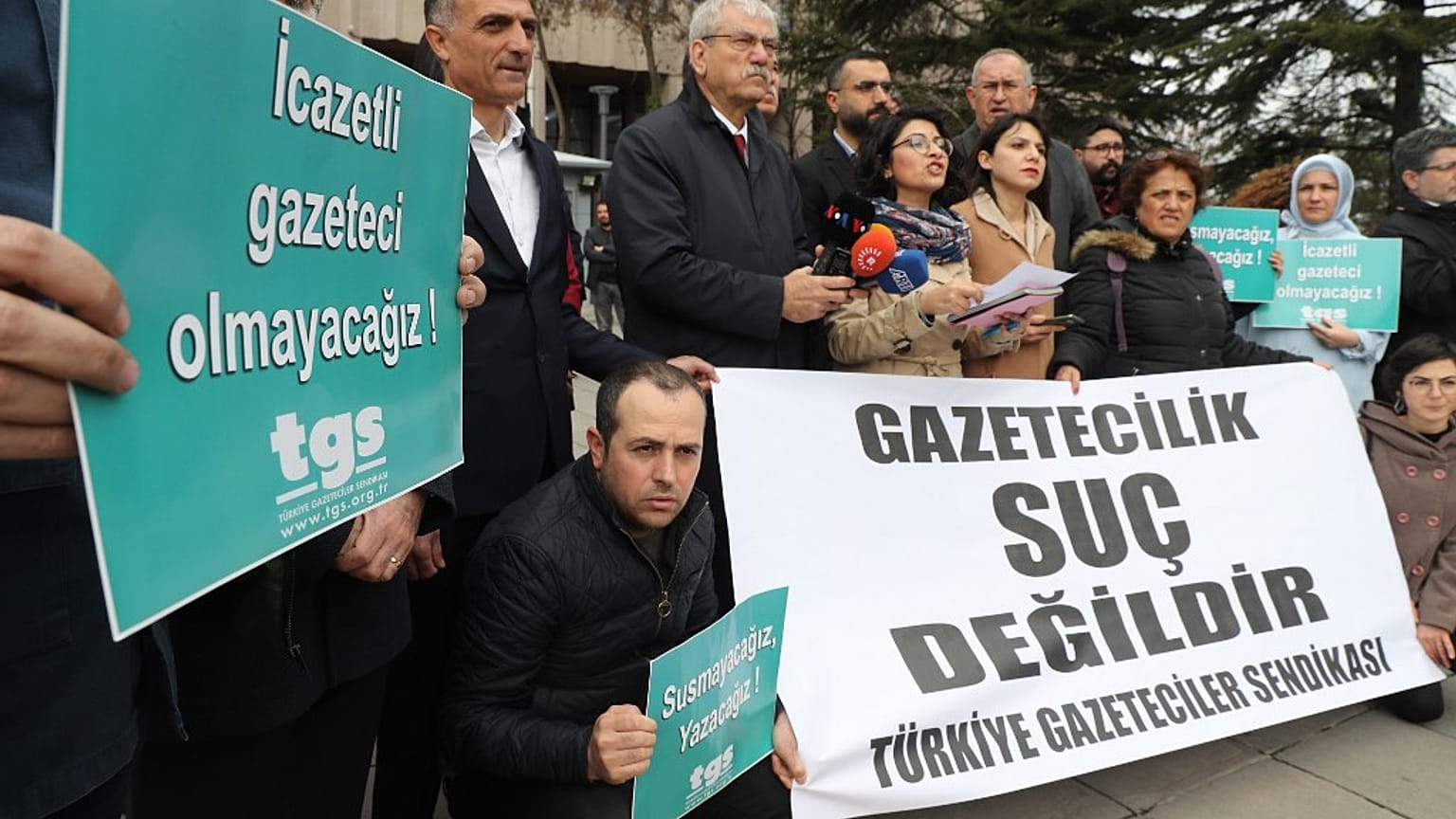 "Gazetecilik suç değildir" yazılı pankart