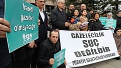 "Gazetecilik suç değildir" yazılı pankart