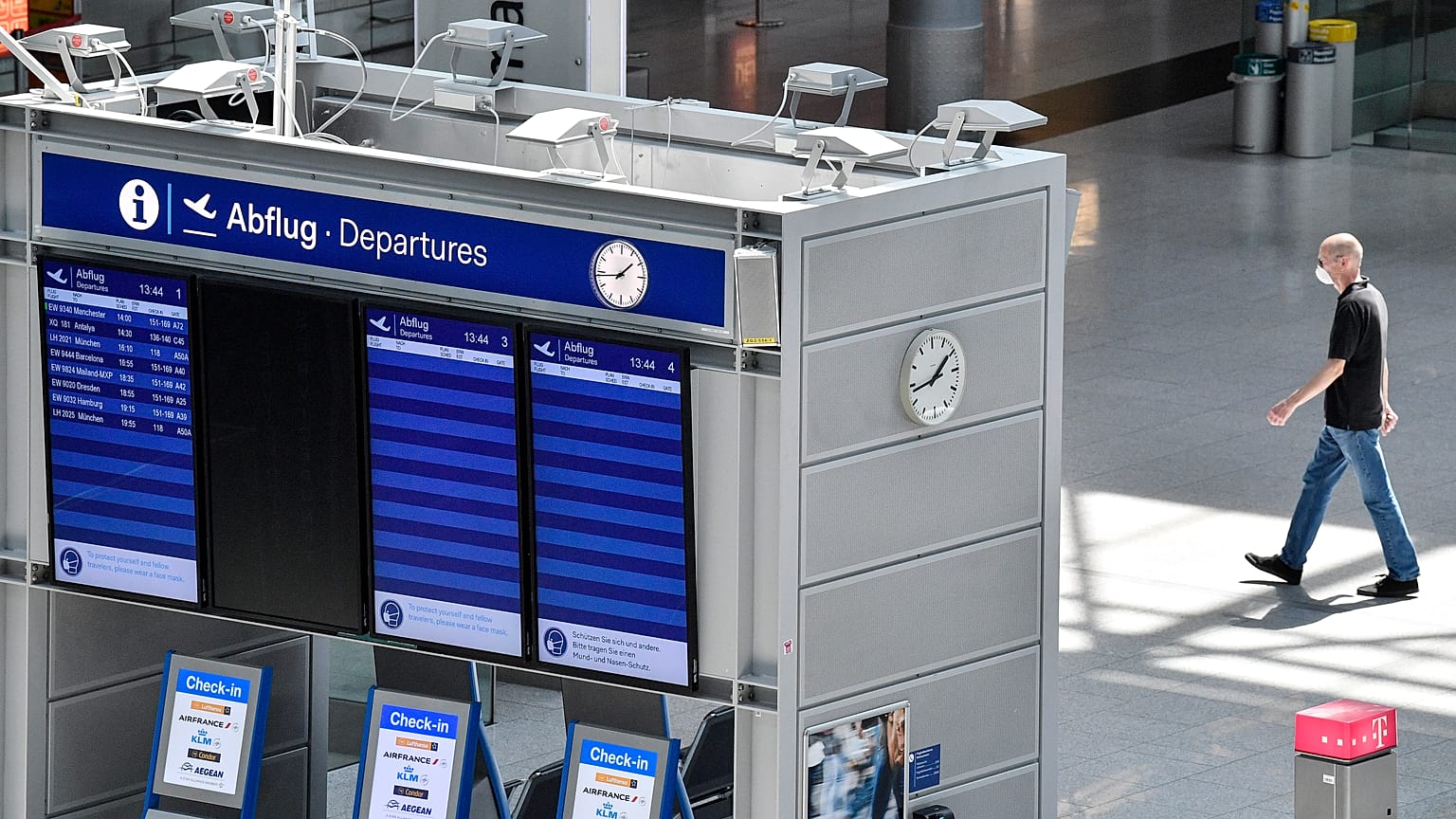 El tablero de información de salidas vacío en el aeropuerto de Dusseldorf, Alemania, el 3 de junio de 2020. 