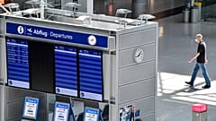 El tablero de información de salidas vacío en el aeropuerto de Dusseldorf, Alemania, el 3 de junio de 2020. 