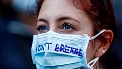 Mulher participanuma manifestação em Roma, Itália, usando uma máscara contra a Covid-19