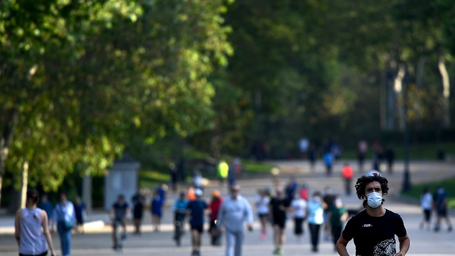 Deportistas y paseantes en el parque del Retiro de Madrid