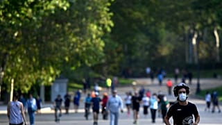 Deportistas y paseantes en el parque del Retiro de Madrid
