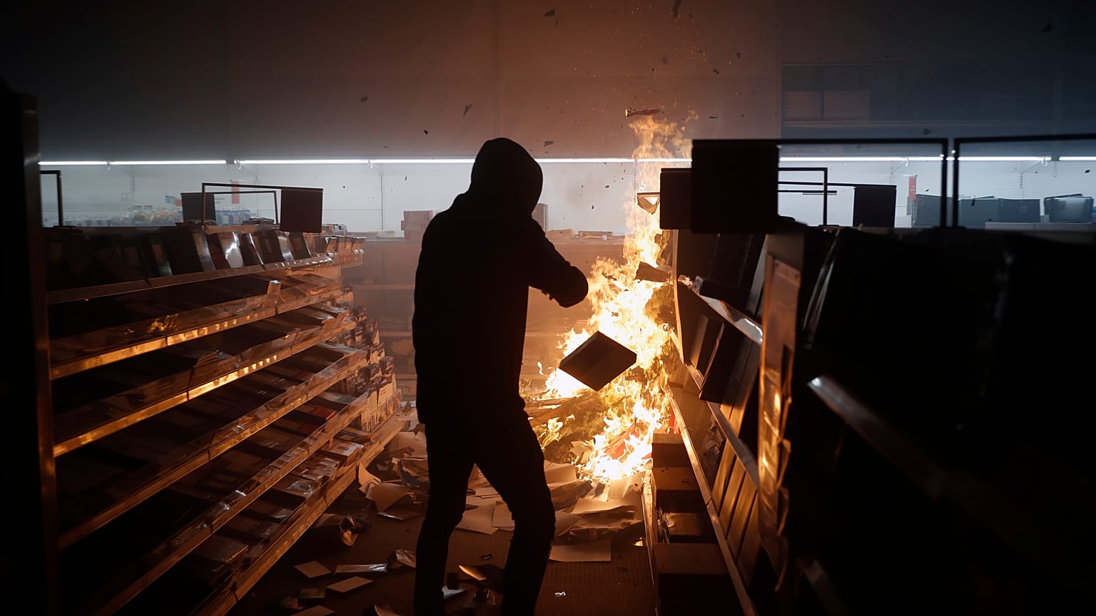 Участник погромов в одном из магазинов Миннеаполиса 29 мая 2020